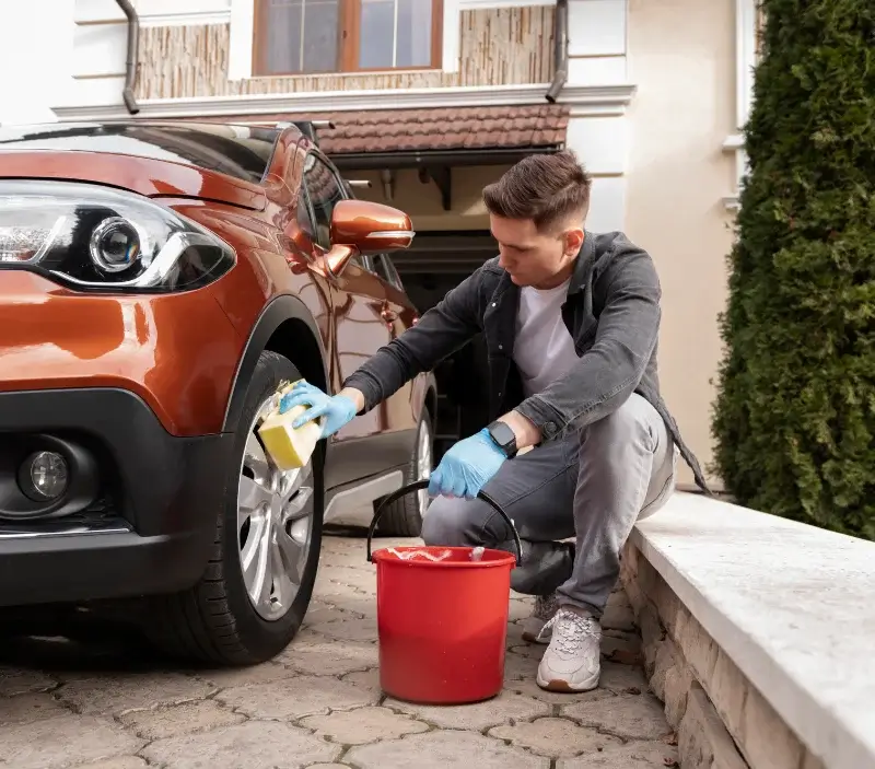 Lavage auto à domicile Landelles-et-Coupigny : professionnel intervenant sur un véhicule